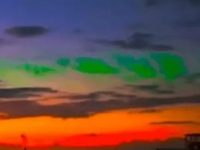 O stranie strălucire verde filmată la apusul soarelui în Hawaii: o cameră surprinde o lumină misterioasă, invizibilă pentru ochiul uman O stranie strălucire verde filmată la apusul soarelui în Hawaii: o cameră surprinde o lumină misterioasă, invizibilă pentru ochiul uman