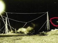Fotografia misterioasă din 1930: deasupra bazei americane din Antarctica (al amiralului Richard Byrd) se observă un OZN masiv. Gândiţi-vă de când ne vizitează ăştia... Fotografia misterioasă din 1930: deasupra bazei americane din Antarctica (al amiralului Richard Byrd) se observă un OZN masiv. Gândiţi-vă de când ne vizitează ăştia...