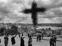 O cruce neagră a apărut pe cerul unui oraş din Ucraina, cu 9 luni înainte de începerea "marelui război". Coincidenţă? O cruce neagră a apărut pe cerul unui oraş din Ucraina, cu 9 luni înainte de începerea "marelui război". Coincidenţă?