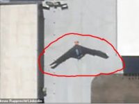 O fotografie misterioasă asupra unei baze secrete militare din China (un fel de "Zona 51") prezintă un avion gigantic "invizibil", despre care se crede că are o rază de acţiune de 19.000 de km O fotografie misterioasă asupra unei baze secrete militare din China (un fel de "Zona 51") prezintă un avion gigantic "invizibil", despre care se crede că are o rază de acţiune de 19.000 de km